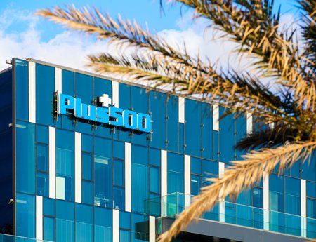 Plus500 eleva previsiones 2026 tras ingresos Q1 de $242M