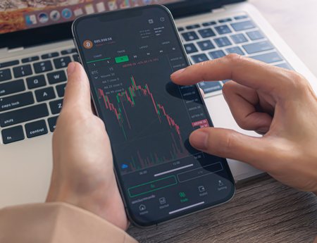 Axi reporta 46% de clientes con cripto en su portafolio