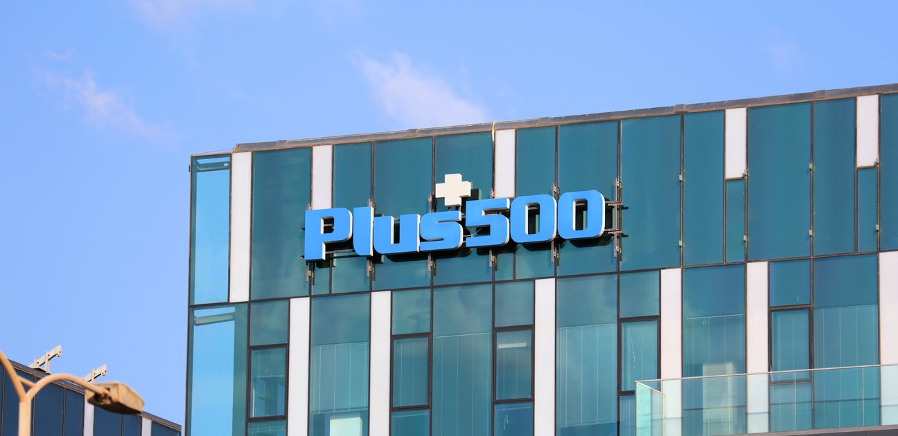 Plus500 Q1 2026 marca USD 242 millones y sube guía anual