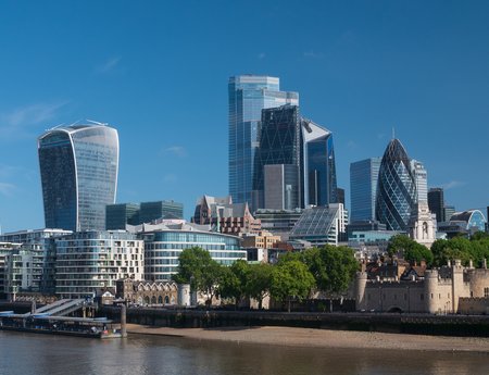 Interactive Brokers UK duplica ganancias en 2025