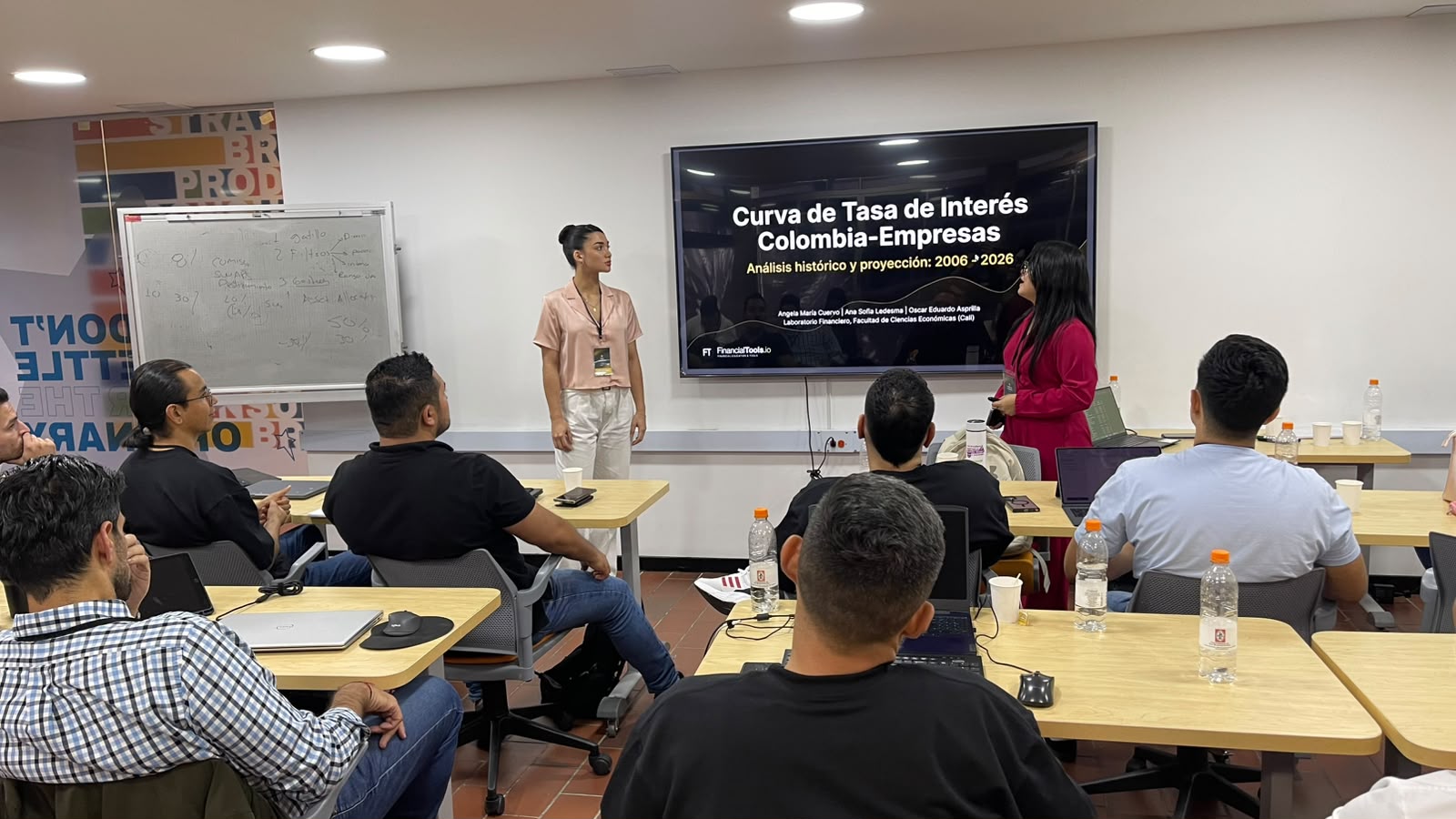 Estudiantes del Trading Lab de la USB Cali presentan un análisis de la curva de tasa de interés en Colombia, con FinancialTools.io.
