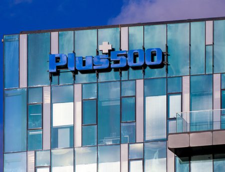 Plus500 cae 15% pese a récord de ingresos en H1 2026