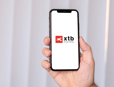 XTB lanza chat de IA en Chile antes que en Europa