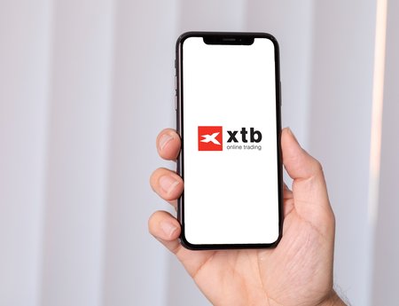XTB lanza criptomonedas spot en Chile con 46 activos