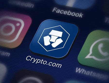 Crypto.com lanza acciones tokenizadas con acceso 24/7