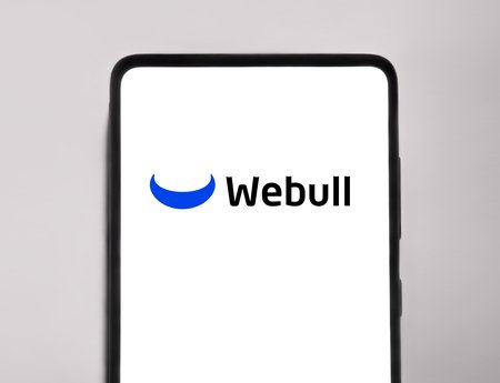 Webull Cloud MCP ya prepara órdenes desde asistentes de IA