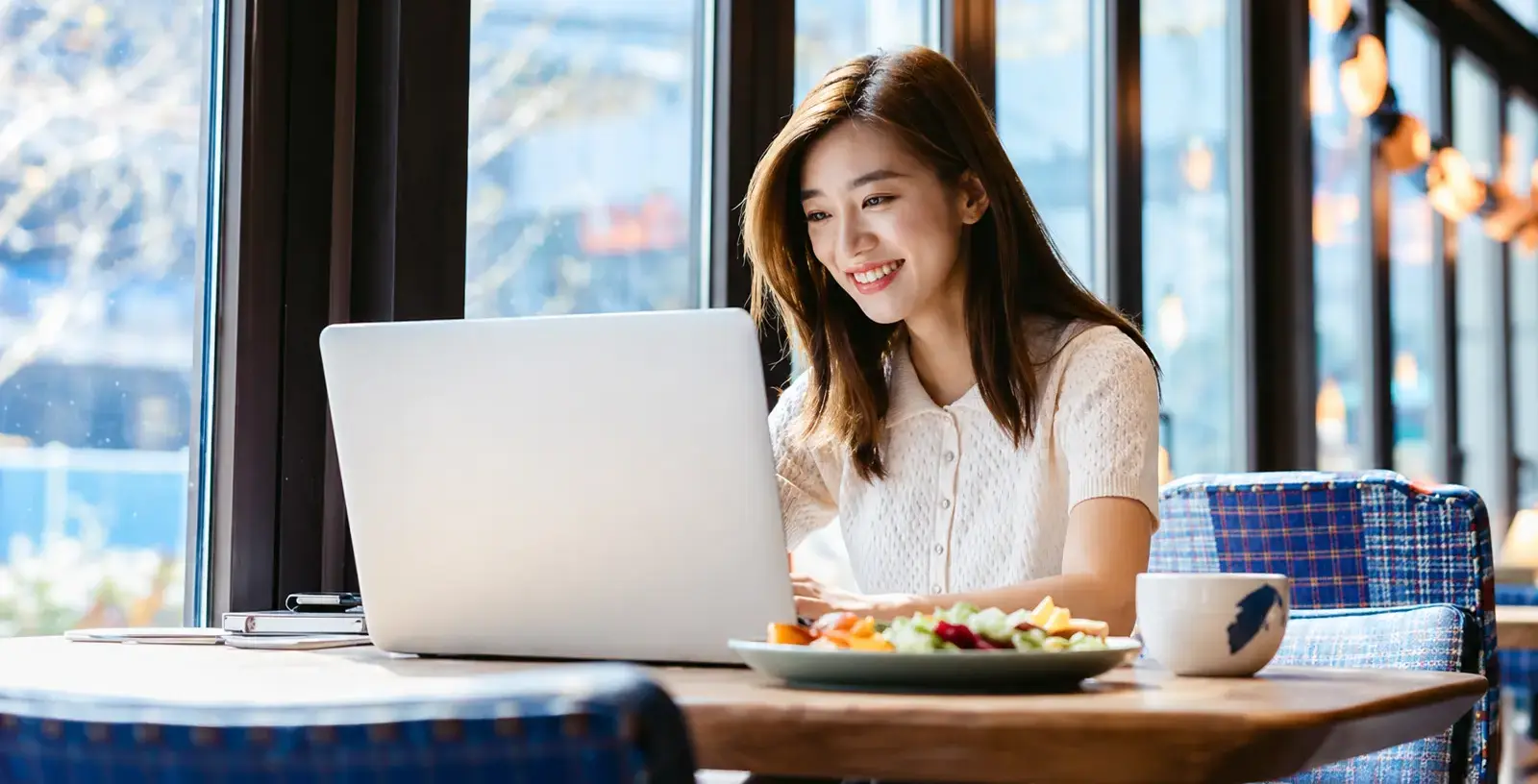 Profesional revisando hallazgos de seguridad con NOVA, el asistente de vulnerabilidades con IA de notlan