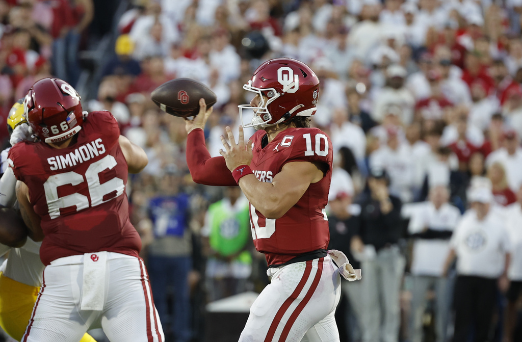 Oklahoma QB John Mateer throws a football in a CFB game.