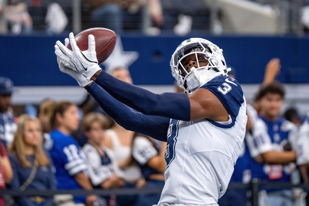 Dallas Cowboys WR George Pickens warms up before a game against the Washington Commanders.