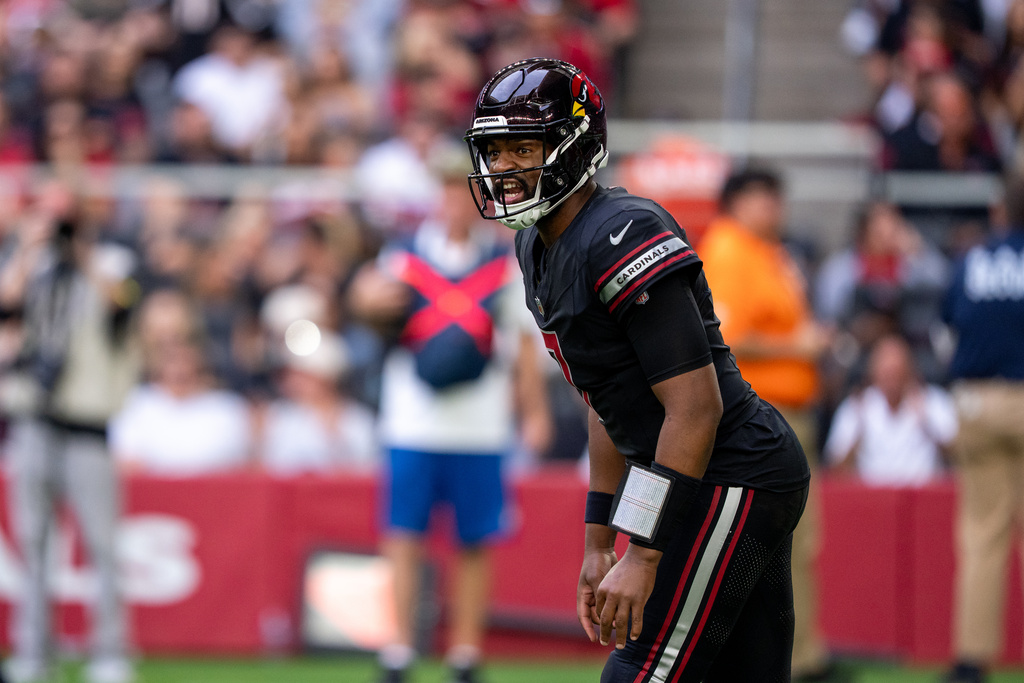 Arizona Cardinals QB Jacoby Brissett at the line of scrimmage in a game against the 49ers.