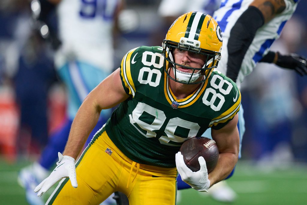 Packers TE Luke Musgrave runs a football in an NFL game.