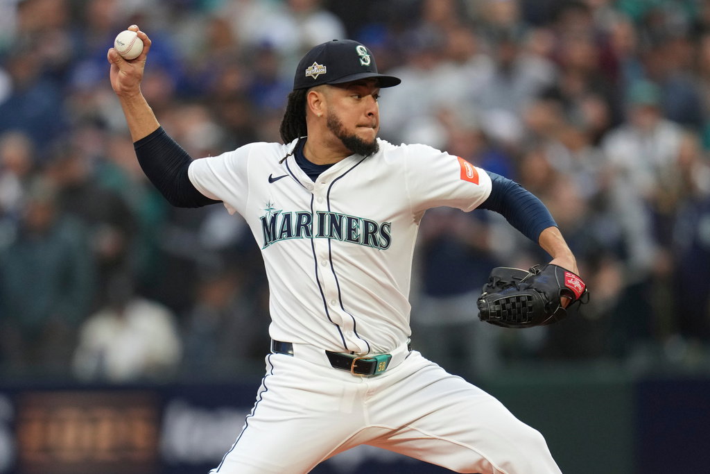 Seattle Mariners SP Luis Castillo delivers a pitch during an MLB game against the Toronto Blue Jays.