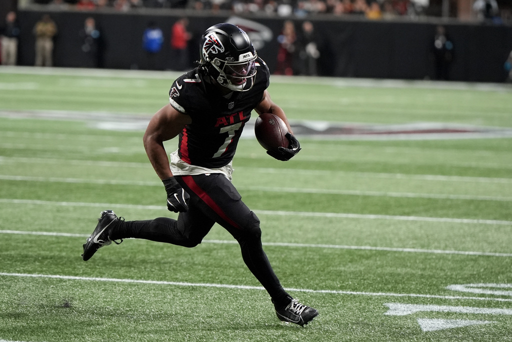 Falcons RB Bijan Robinson runs for a touchdown during the second half of a regular-season game.