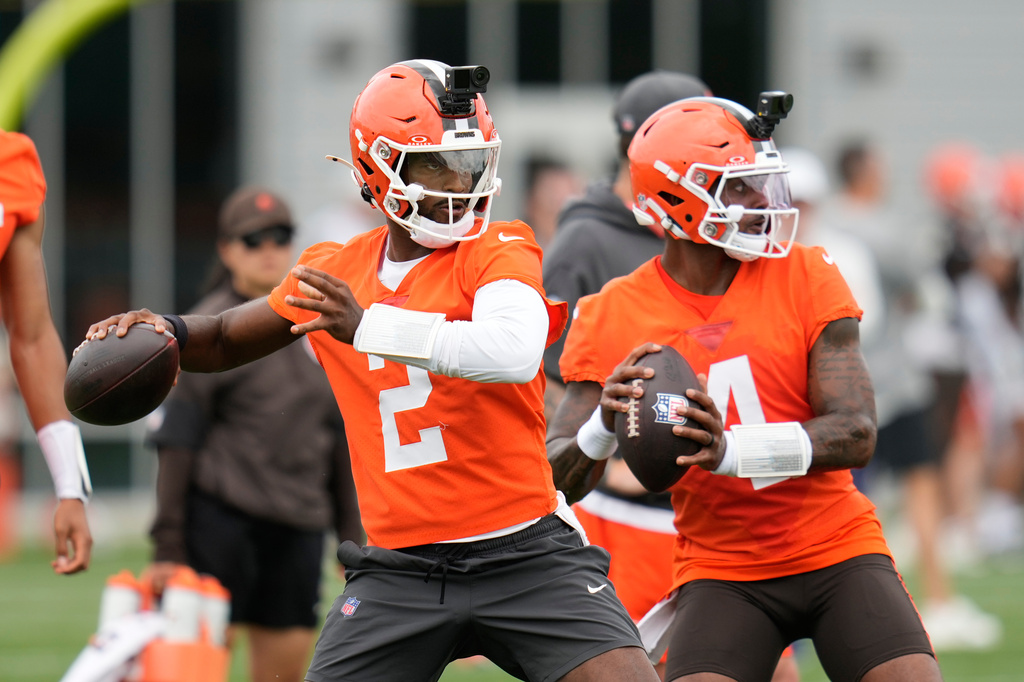Browns QBs Shedeur Sanders and Deshaun Watson throw during practice.