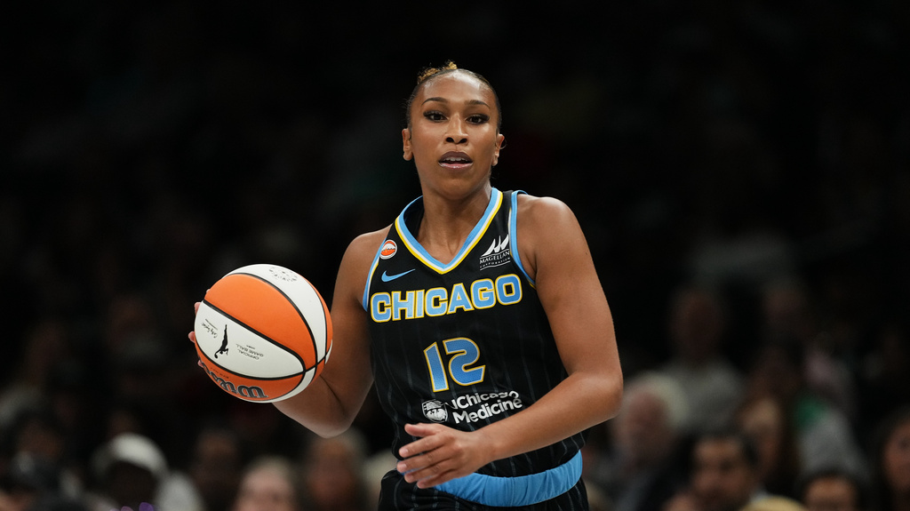 Chicago Sky G Sydney Taylor dribbles during a WNBA game against the New York Liberty.
