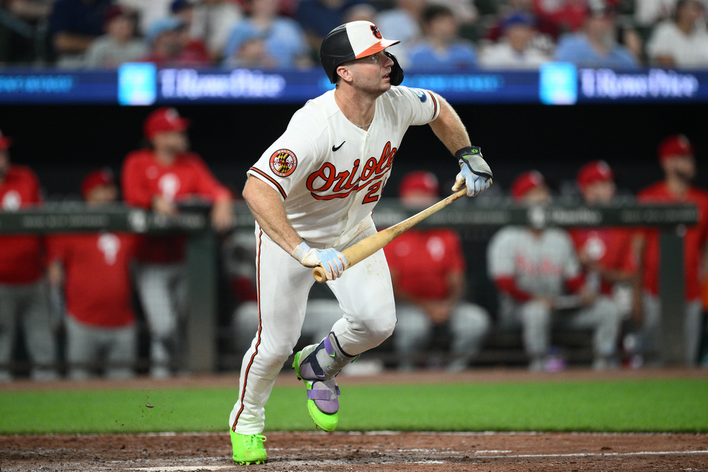 Baltimore Orioles 1B Pete Alonso runs during an MLB game against the Philadelphia Phillies.