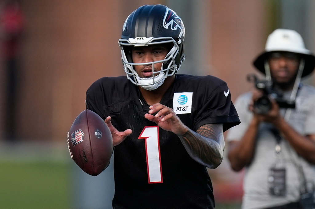 Falcons QB Tua Tagovailoa takes a snap during training camp.