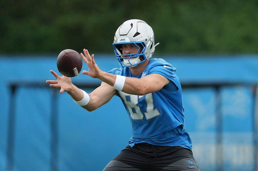 Lions TE Sam LaPorta catches a pass during practice in the offseason.