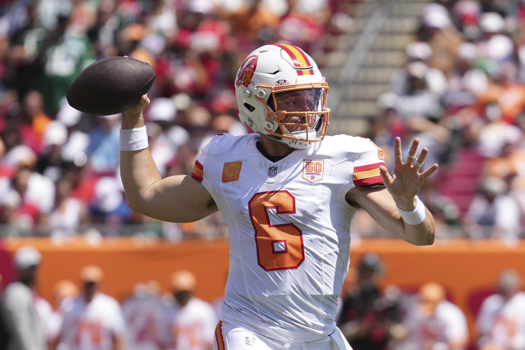 Buccaneers QB Baker Mayfield looks for a receiver during a game vs. the Jets.