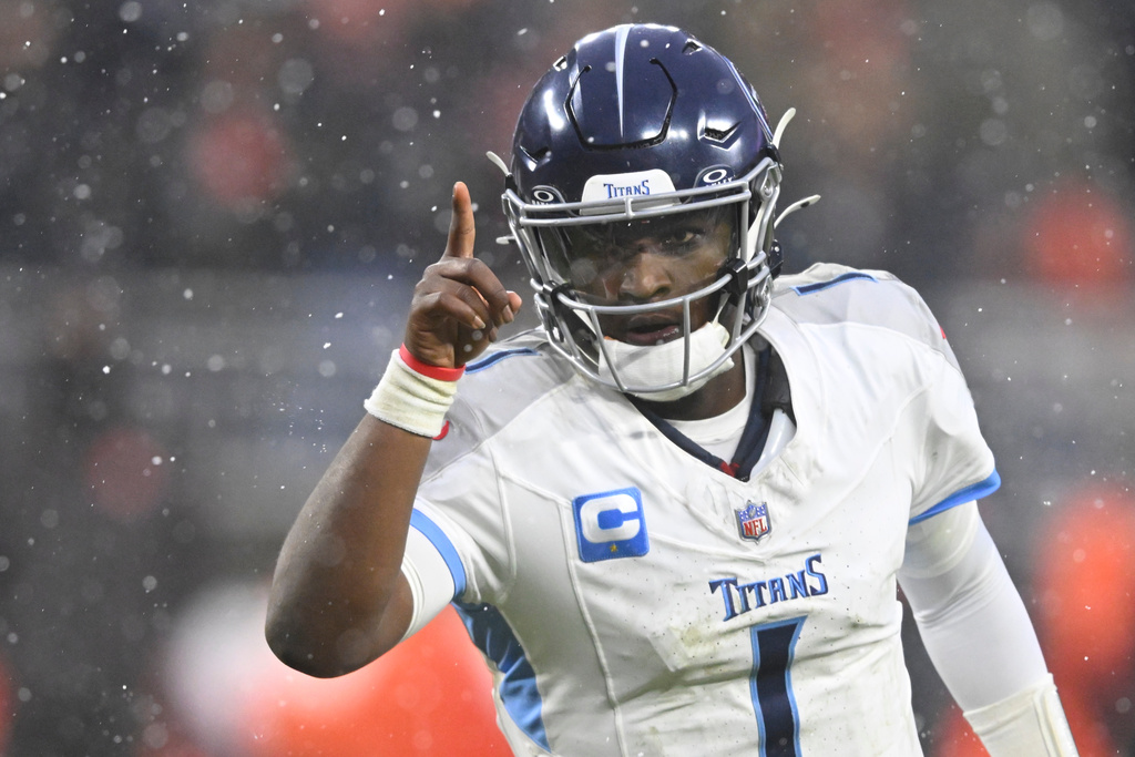 Titans QB Cam Ward celebrates a passing TD during a game vs. the Browns.