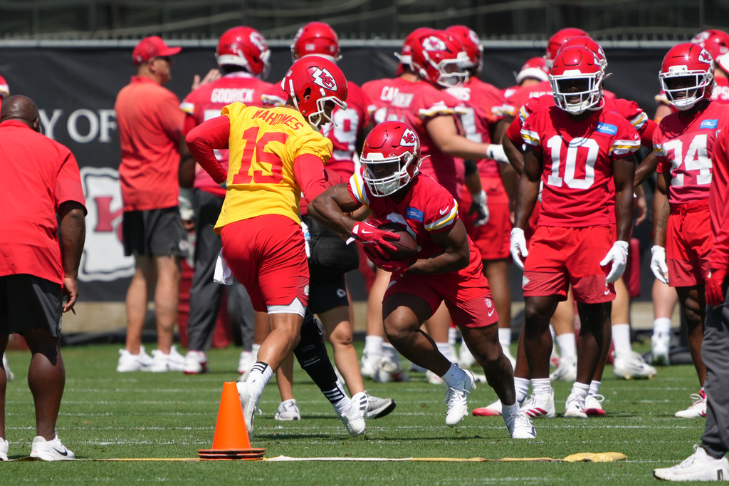 Kansas City Chiefs quarterback Patrick Mahomes (15) hands the ball off to running back Kenneth Walker (9) during the NFL football team's practice Tuesday, June 9, 2026, in Kansas City, Mo.