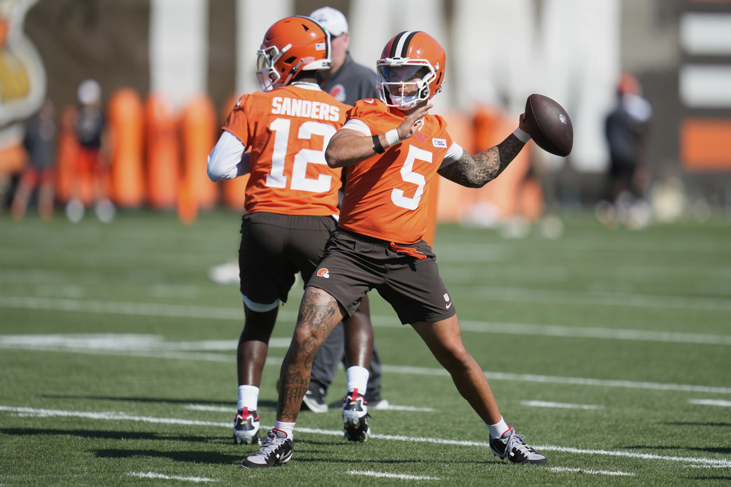 Cleveland Browns QB Dillon Gabriel throws a pass during training camp practice.