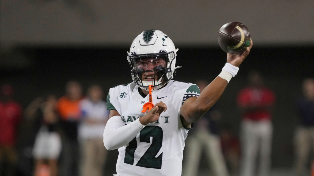 Hawaii Rainbow Warriors QB Micah Alejado throws the ball during a CFB game against Arizona.