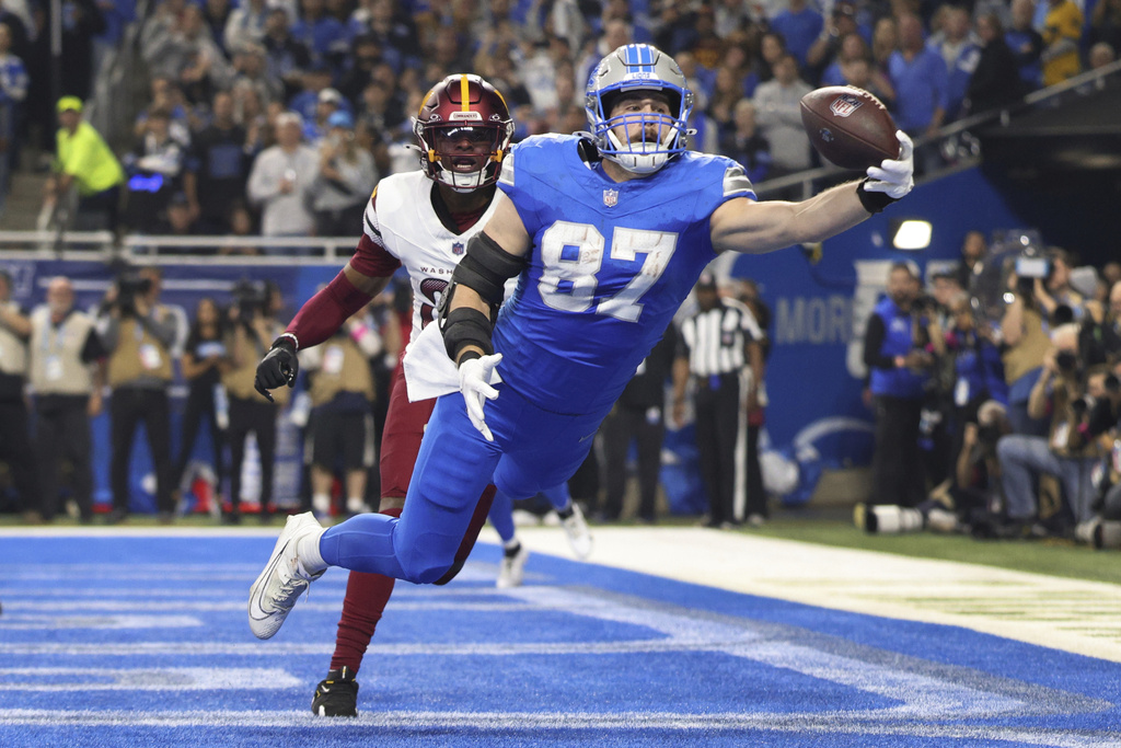Detroit Lions TE Sam LaPorta hauls in a TD during an NFL game against the Washington Commanders.
