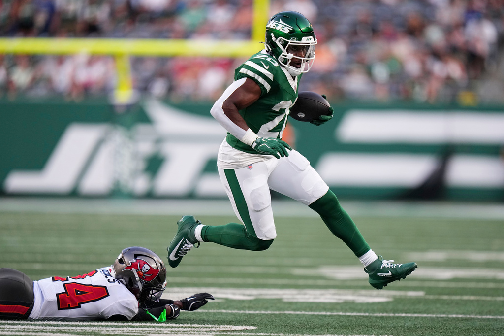 New York Jets RB Breece Hall runs during an NFL game against the Tampa Bay Buccaneers.