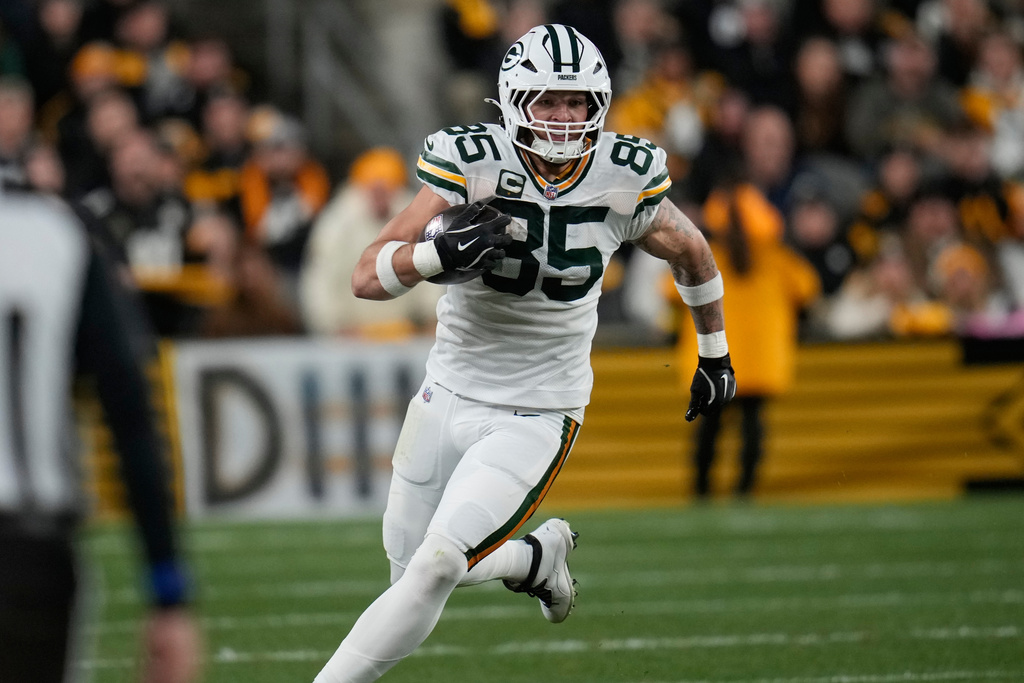 Packers TE Tucker Kraft carries the ball during the first half vs. the Steelers.