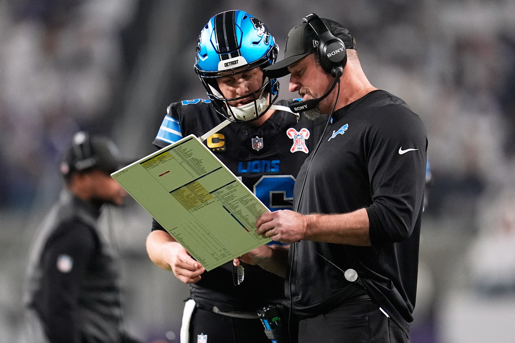 Detroit Lions HC Dan Campbell talks to QB Jared Goff during an NFL game against the Minnesota Vikings.
