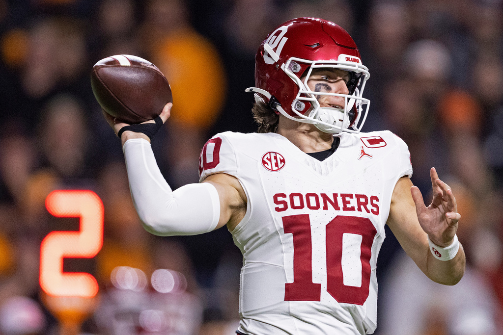 Oklahoma quarterback John Mateer (10) throws to a receiver during the first half of an NCAA college football game against Tennessee, Saturday, Nov. 1, 2025, in Knoxville, Tenn.
