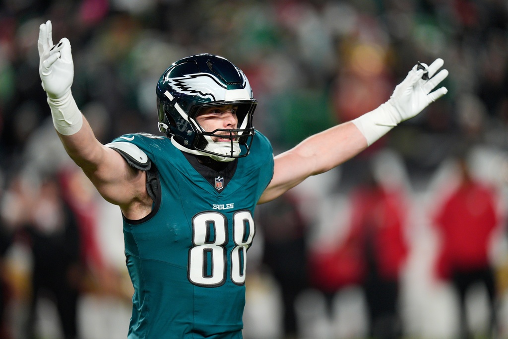 Philadelphia Eagles TE Dallas Goedert celebrates a TD against the San Francisco 49ers.