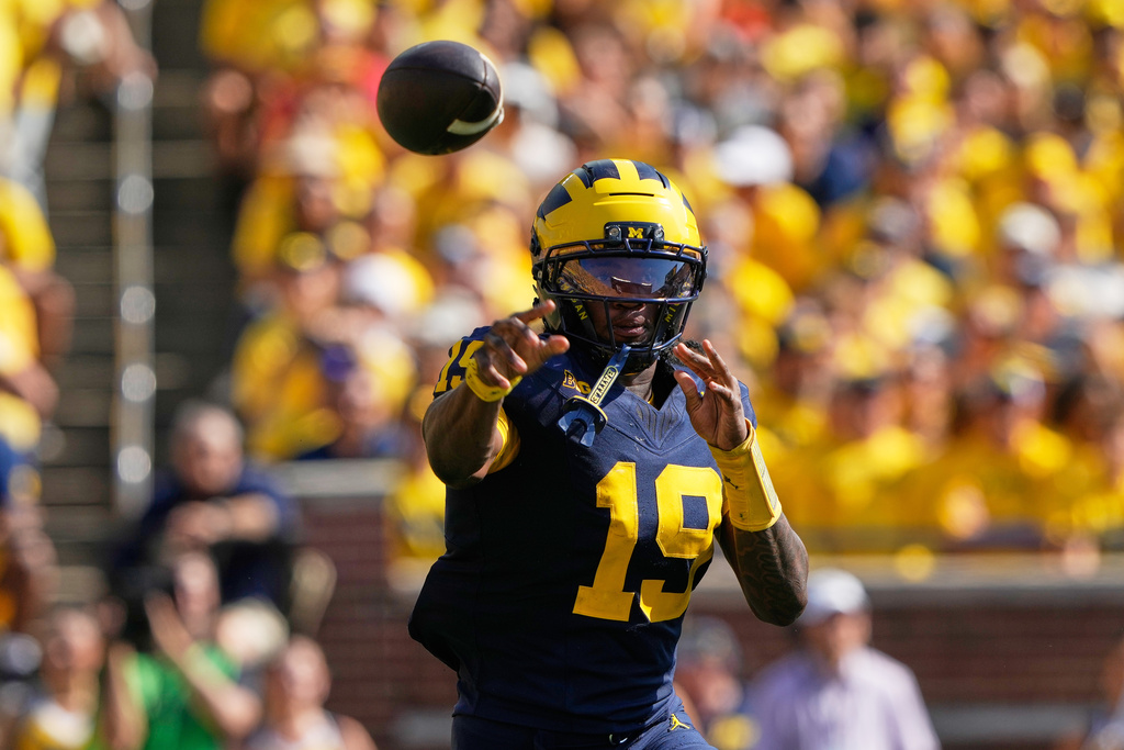 Michigan Wolverines QB Bryce Underwood throws a pass during a CFB game against the Wisconsin Badgers.