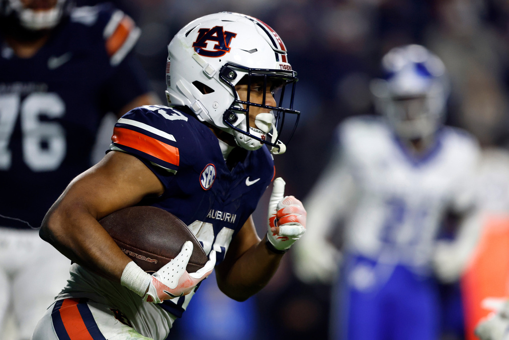 Auburn Tigers RB Jeremiah Cobb runs during a CFB game against the Kentucky Wildcats.
