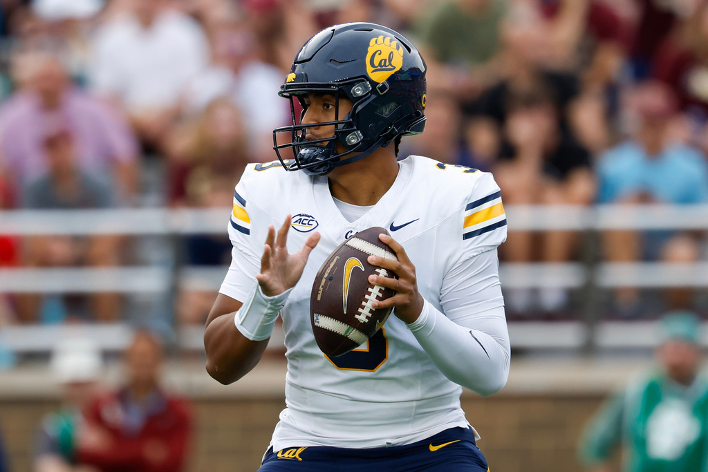California QB Jaron-Keawe Sagapolutele durng a college football game vs. Boston College.
