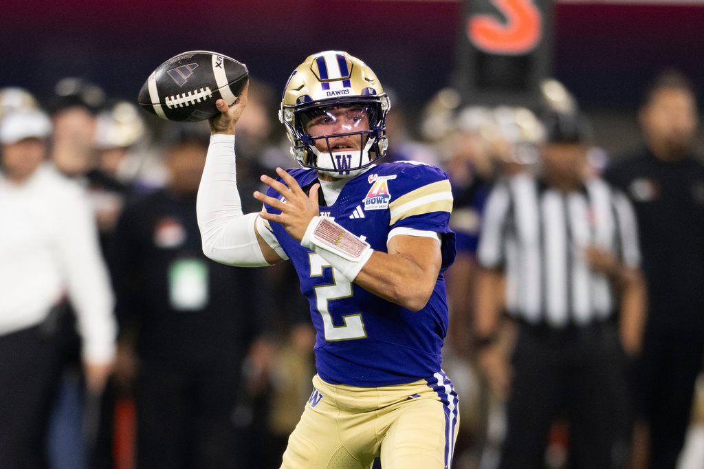 Washington QB Demond Williams Jr. throws a pass during the LA Bowl against Boise State.