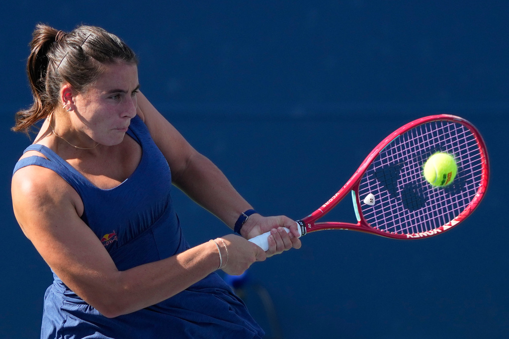 Emma Navarro returns the ball to Karolina Muchova in the third round of the US Open.