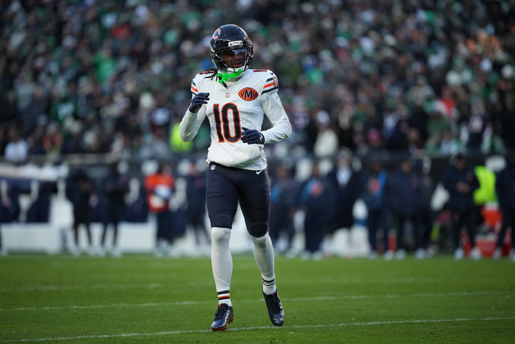 Bears WR Luther Burden III runs on the fielid in a game vs. the Eagles.