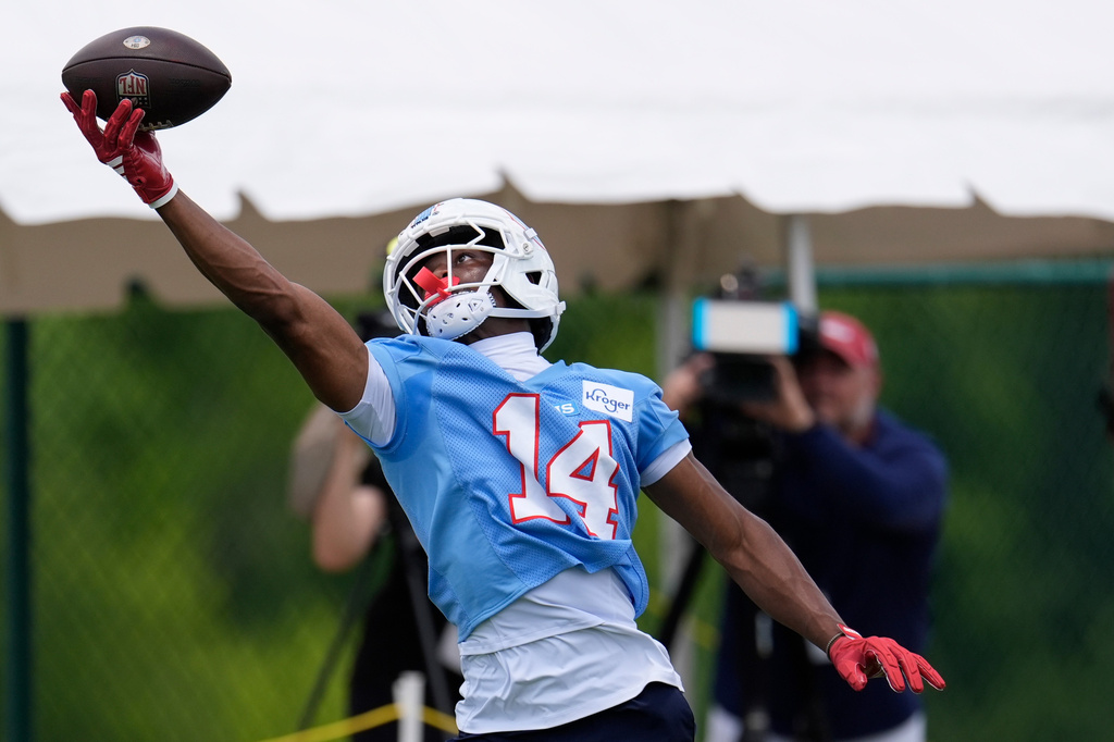 Titans WR Carnell Tate makes a catch during practice in the offseason.