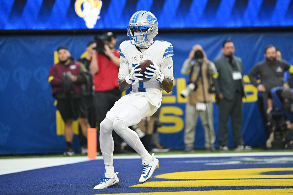 Detroit Lions WR Jameson Williams catches a TD pass during an NFL game against the Los Angeles Rams.