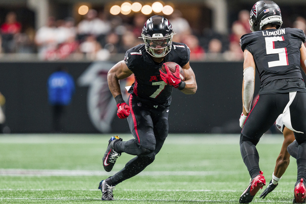 Atlanta Falcons running back Bijan Robinson (7) runs the ball during the first half of an NFL football game against the Tampa Bay Buccaneers, Sunday, Sep. 7, 2025, in Atlanta.
