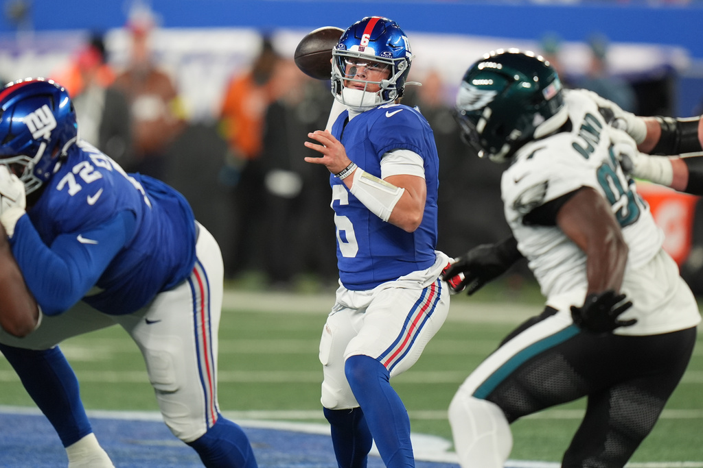 Giants QB Jaxson Dart throws during a game vs. the Eagles.