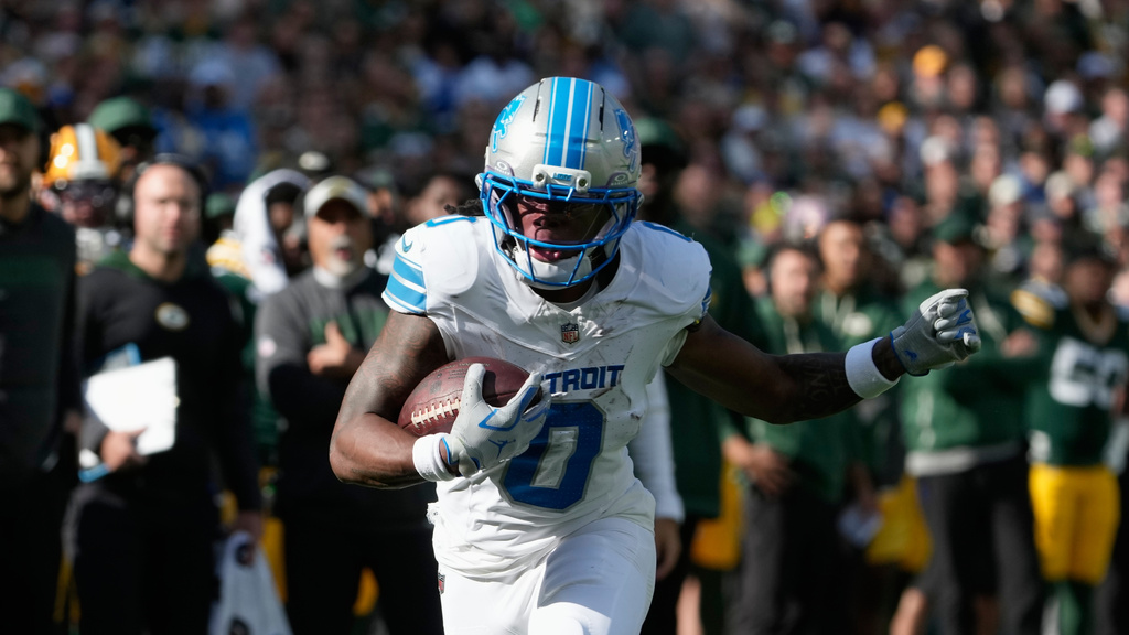 Detroit Lions RB Jahmyr Gibbs runs during an NFL game against the Green Bay Packers.