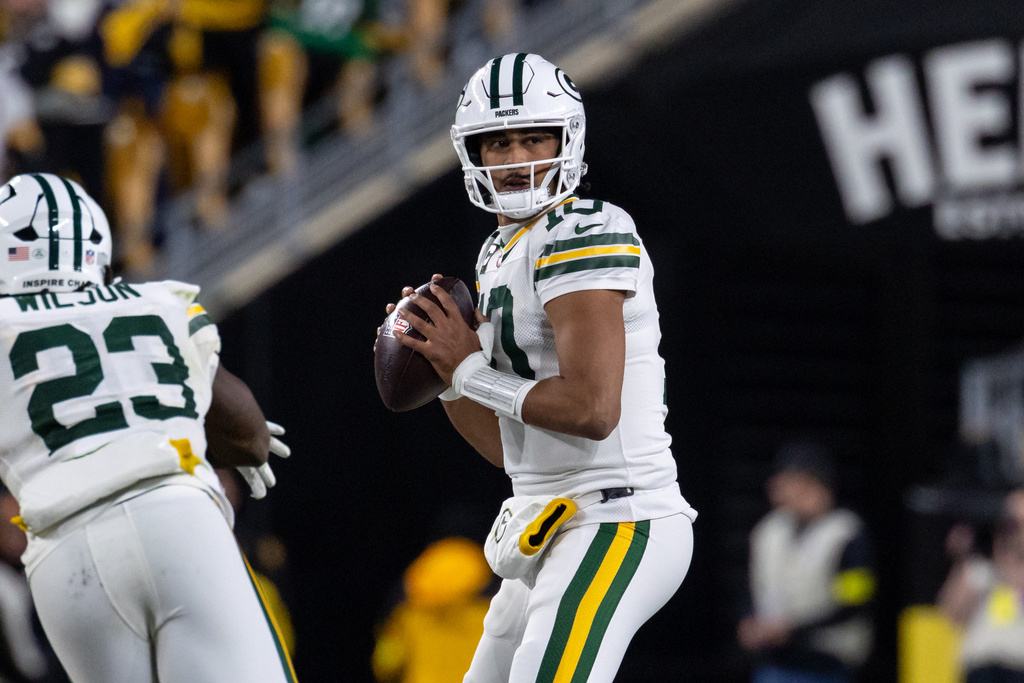 Packers QB Jordan Love looks to pass during a game vs. the Steelers.
