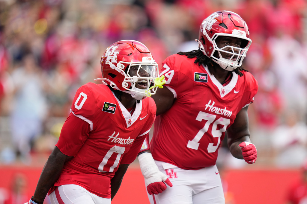 Houston WR Amare Thomas and OT Alvin Ebosele following a touchdown vs. Oregon State.