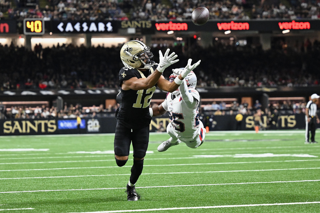 Saints WR Chris Olave reaches out for a catch vs. the Patriots.