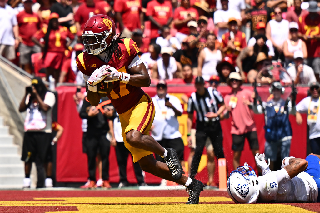 USC WR Kayden Dixon-Wyatt hauls in a touchdown vs. San Jose State.