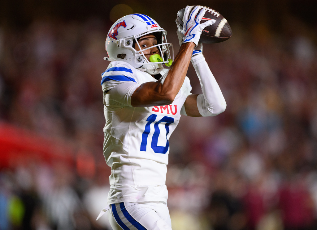 SMU WR Jalen Cooper catches a pass during a college football game vs. Florida State.