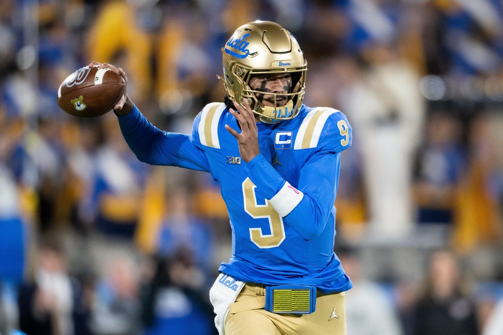 UCLA QB Nico Iamaleava during a college football game vs. Washington.